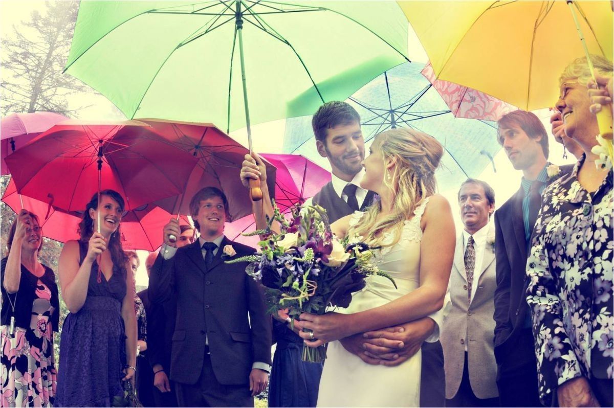 bruidspaar-gasten-regen-trouwdag